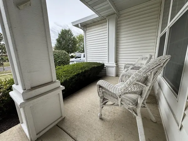 677 Linden DR, Carol Stream, IL 60188
