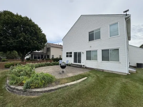 677 Linden DR, Carol Stream, IL 60188