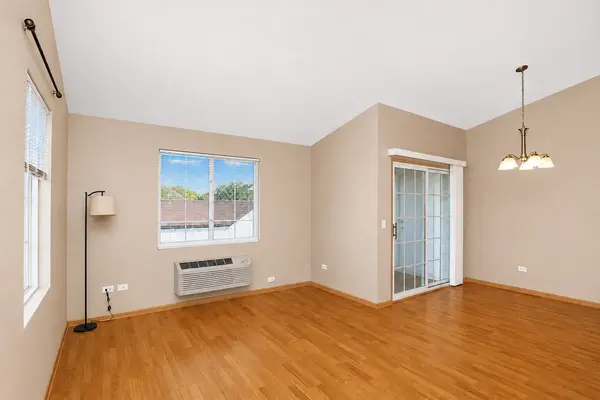 1623 Silverstone DR #1623, Carpentersville, IL 60110