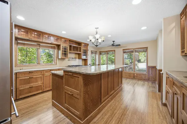 8031 Tierneys Woods Curve, Bloomington, MN 55438