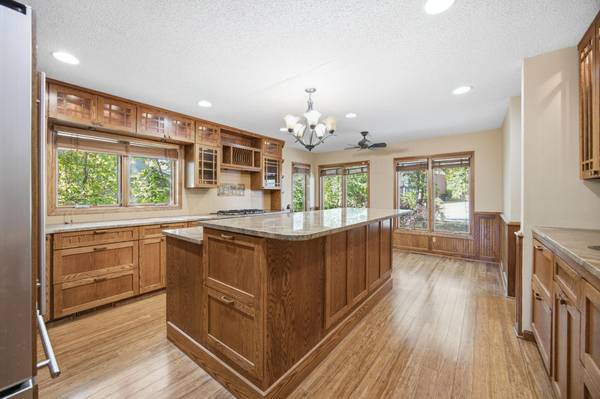 8031 Tierneys Woods Curve, Bloomington, MN 55438