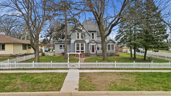 125 E 2nd ST, Blue Earth, MN 56013