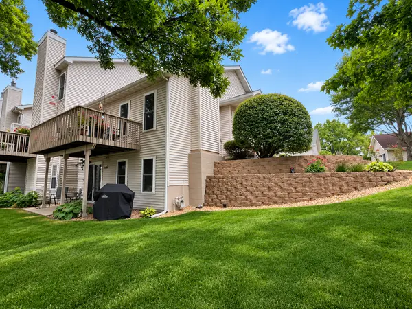 10295 Arrowwood DR, Eden Prairie, MN 55347