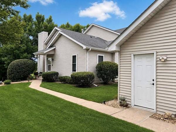 10295 Arrowwood DR, Eden Prairie, MN 55347