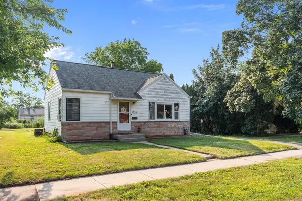 1526 RUGBY ST, Oshkosh, WI 54901