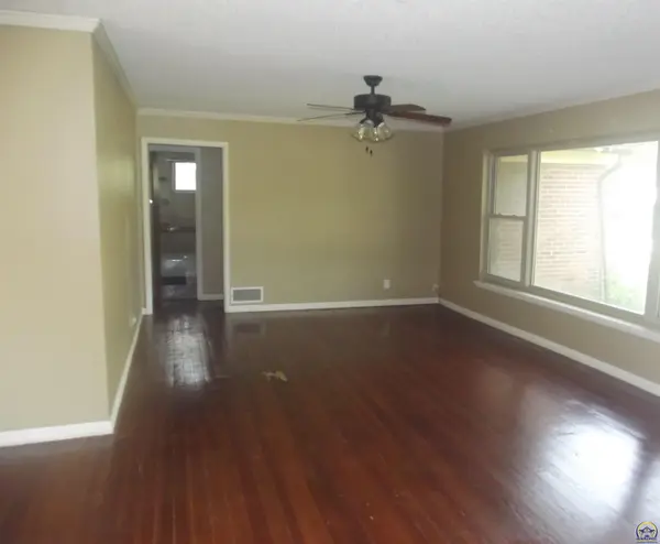 330 SW Yorkshire RD, Topeka, KS 66606