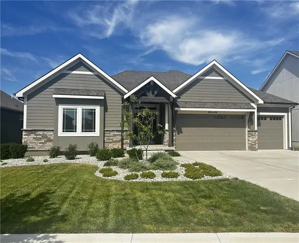 11442 S Montclaire DR, Olathe, KS 66061