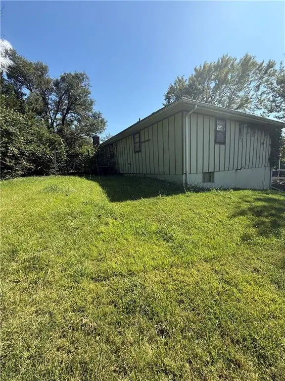 3304 Southern Hills DR, Kansas City, MO 64137