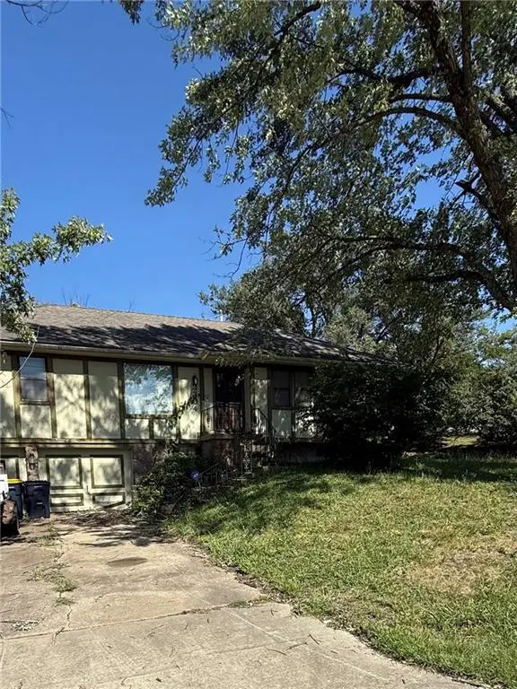 3304 Southern Hills DR, Kansas City, MO 64137