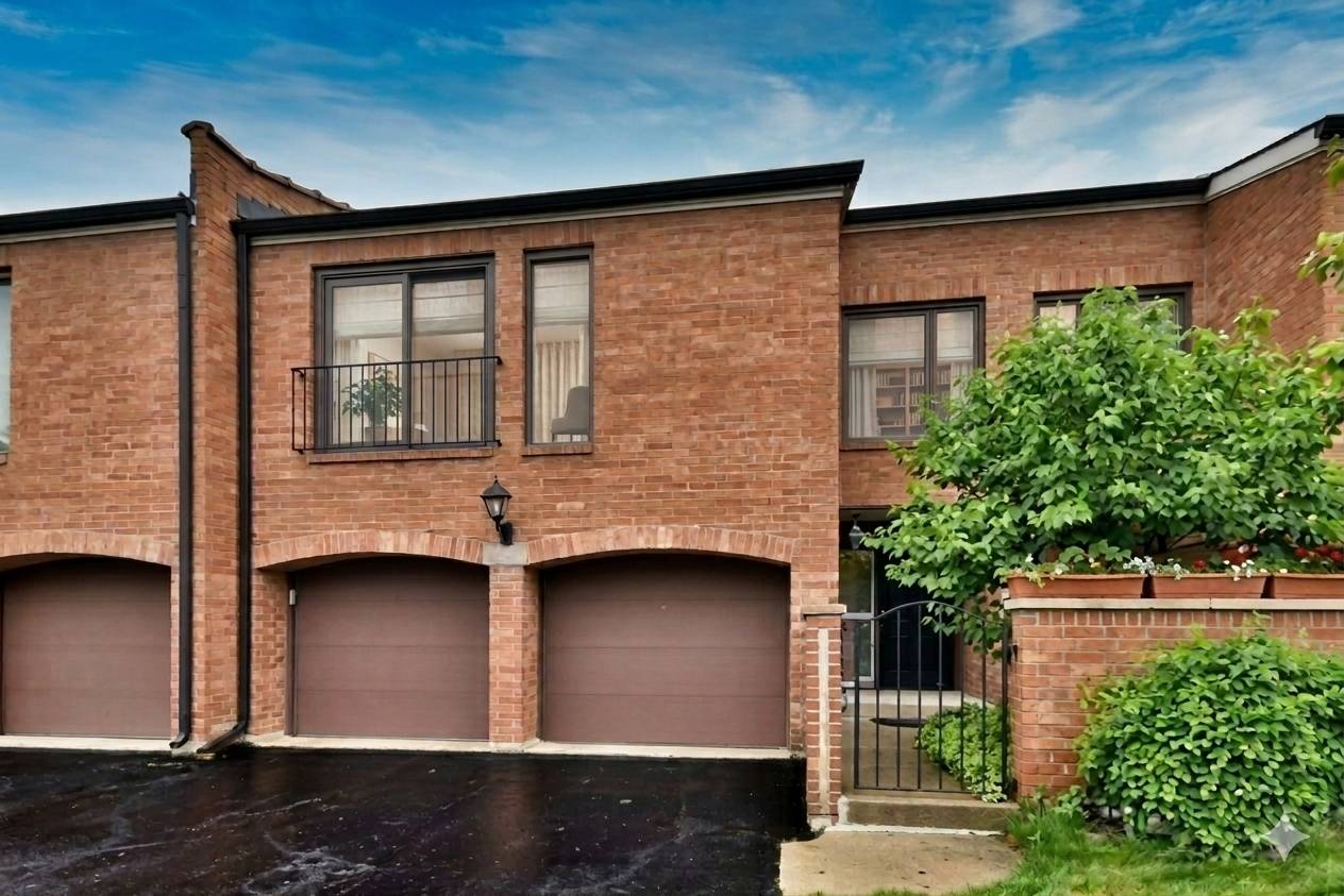 2S727 Williamsburg CT, Oak Brook, IL 60523
