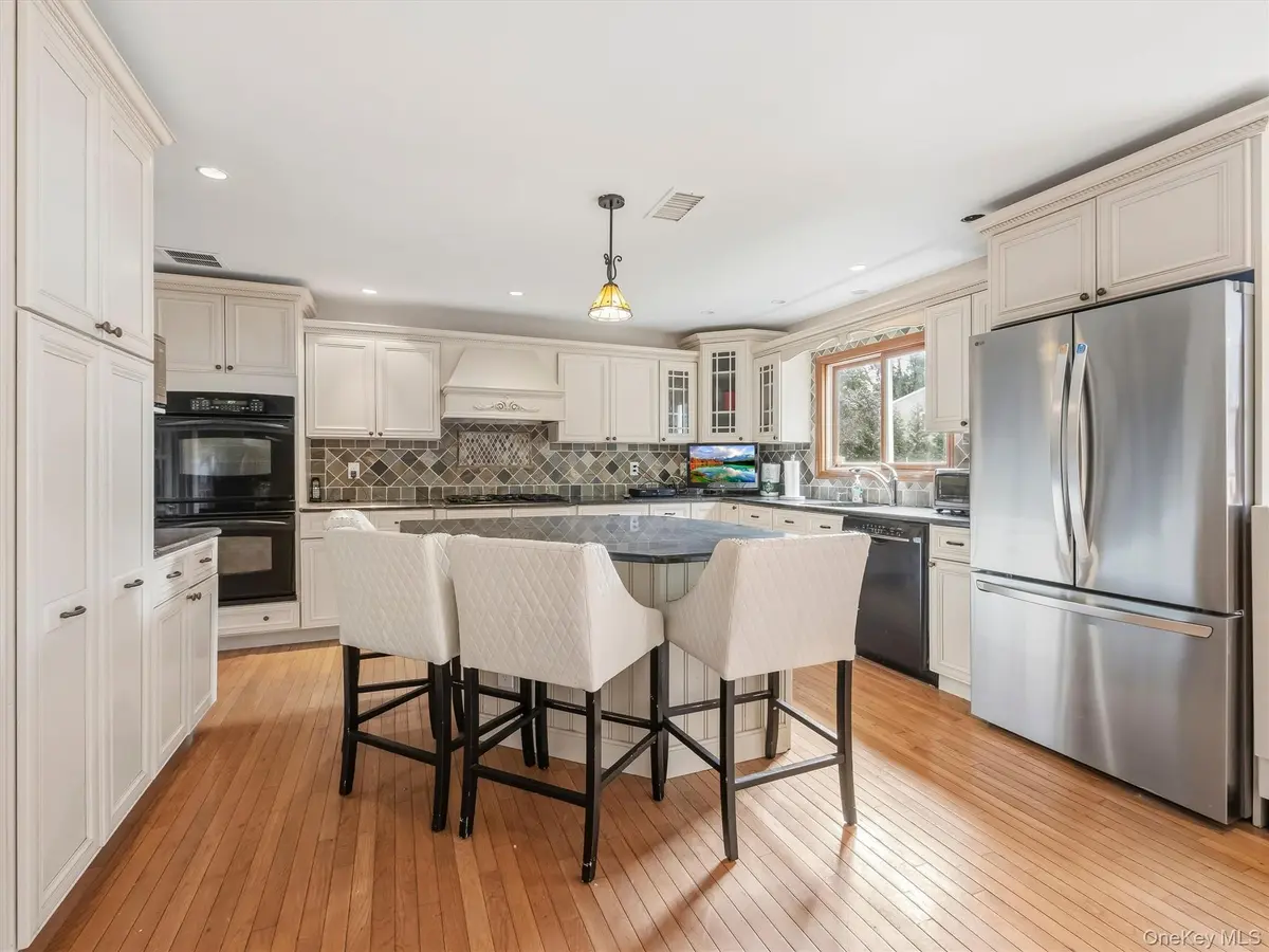 21 Argow PL, Nanuet, NY 10954