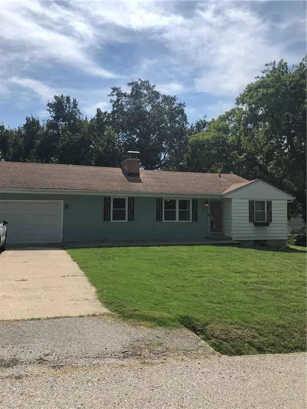 305 NE 82nd TER, Kansas City, MO 64118