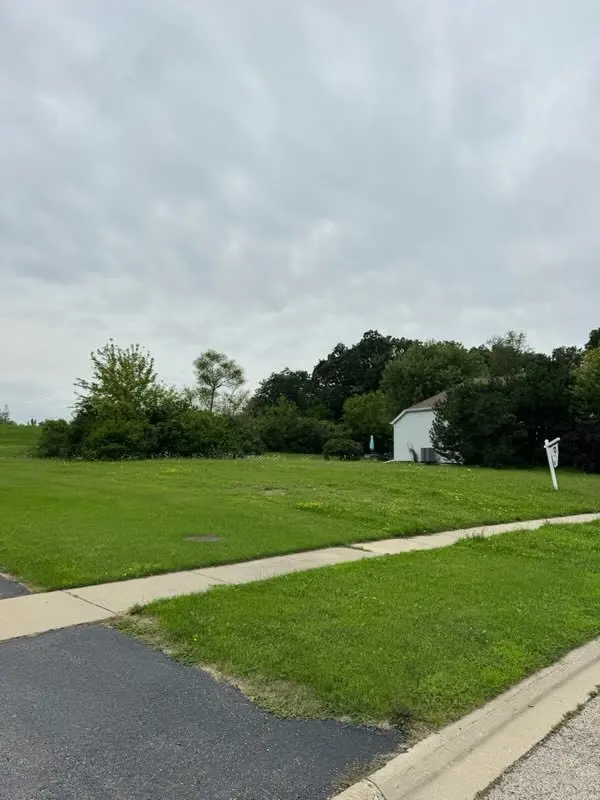 1190 Oak Shore LN, Antioch, IL 60002
