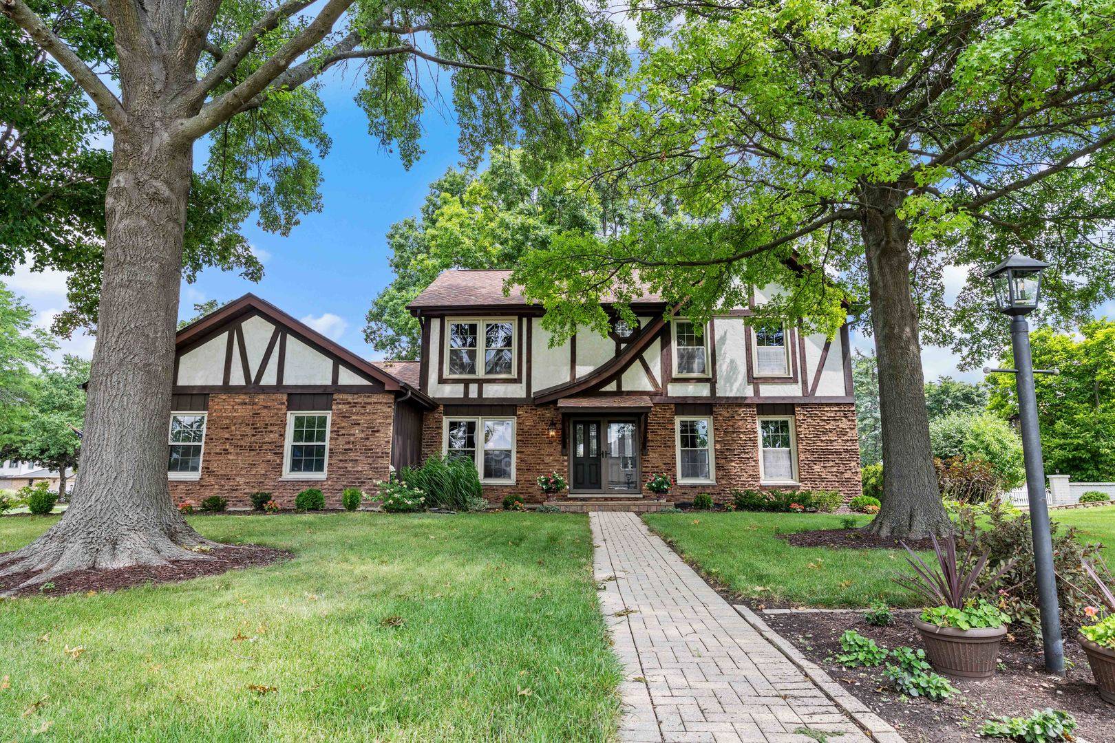 1902 Gigi LN, Darien, IL 60561