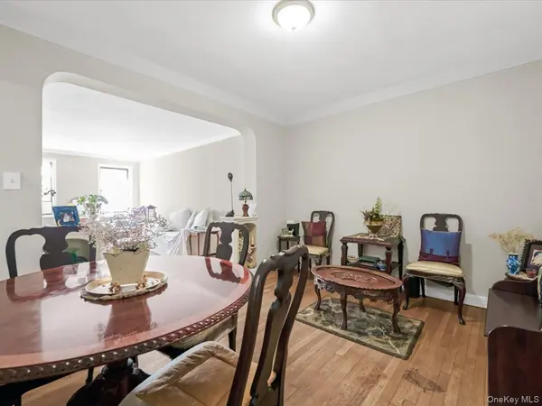 69-10 Yellowstone BLVD #202, Forest Hills, NY 11375