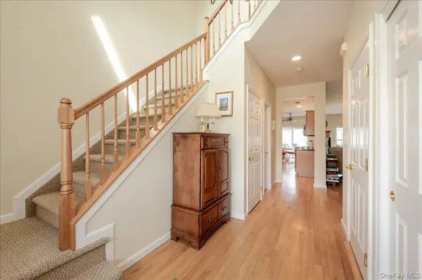 90 Manitou TRL, Kings Park, NY 11754
