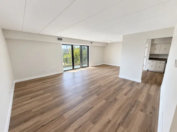 9051 S Roberts RD #205, Hickory Hills, IL 60457