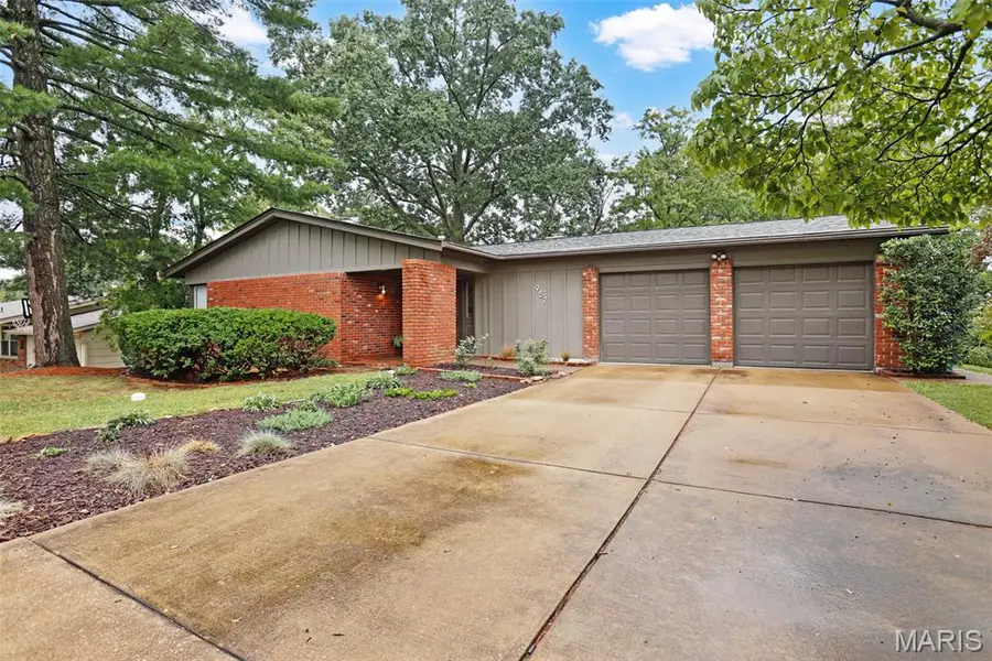 957 Flair CT, St Louis, MO 63146