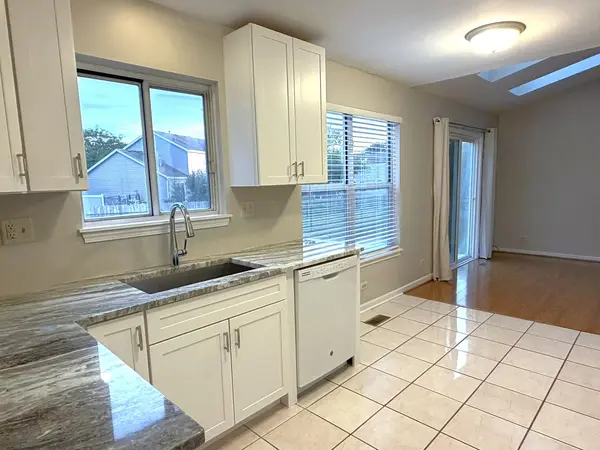 800 STANFORD LN #800, Carol Stream, IL 60188