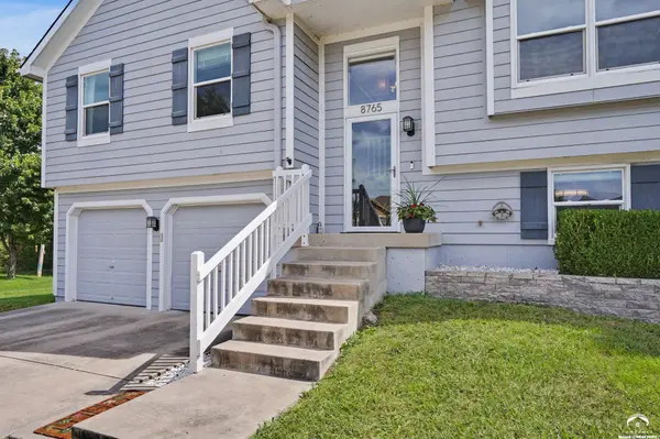 8765 Thompson DR, De Soto, KS 66018