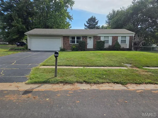 3405 Ipswich LN, St Charles, MO 63301