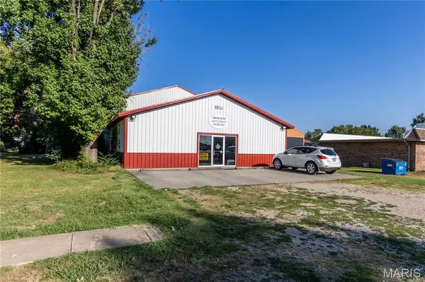 612 W Oak ST, Dexter, MO 63841