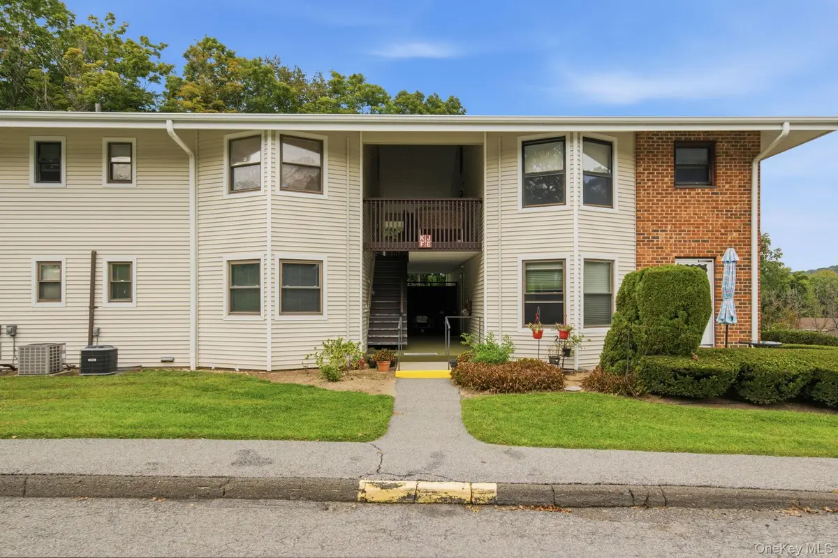 27 Walden CT #F, Yorktown Heights, NY 10598