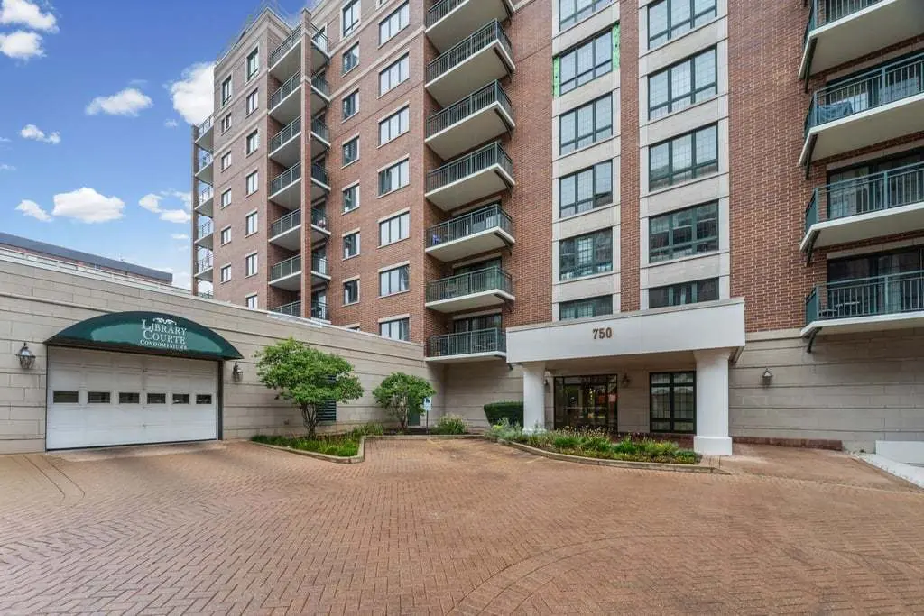 750 Pearson ST #208, Des Plaines, IL 60016