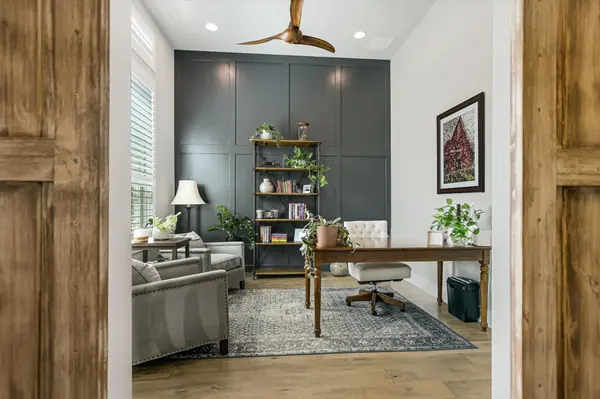 582 Peakside CIR, Dripping Springs, TX 78620