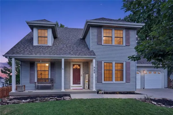 732 N Persimmon DR, Olathe, KS 66061