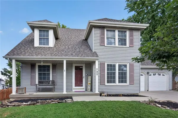 732 N Persimmon DR, Olathe, KS 66061