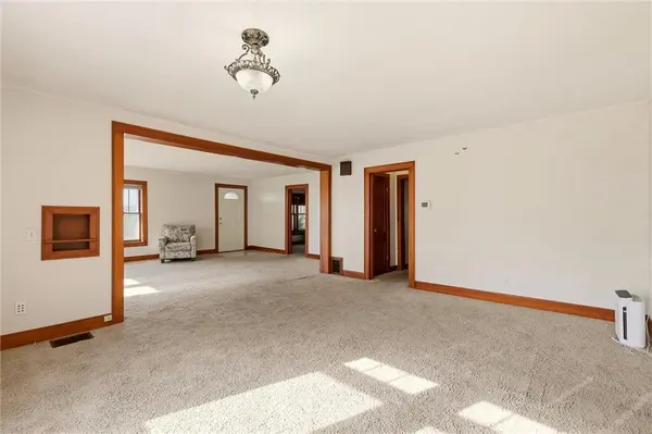 219 W 4th ST, Tonganoxie, KS 66086