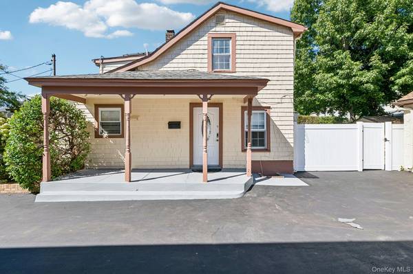 77 Jefferson AVE, Roslyn Heights, NY 11577