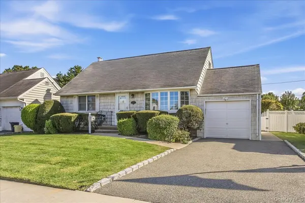 38 Croyden LN, Hicksville, NY 11801