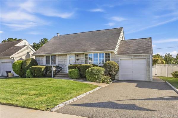 38 Croyden LN, Hicksville, NY 11801