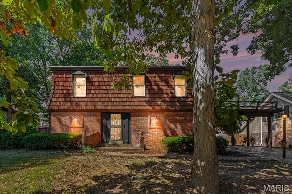 5253 Ozarkglen DR, Mehlville, MO 63128