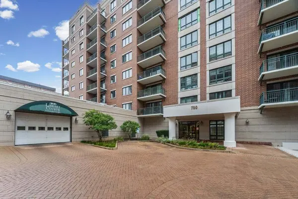 750 Pearson ST #208, Des Plaines, IL 60016