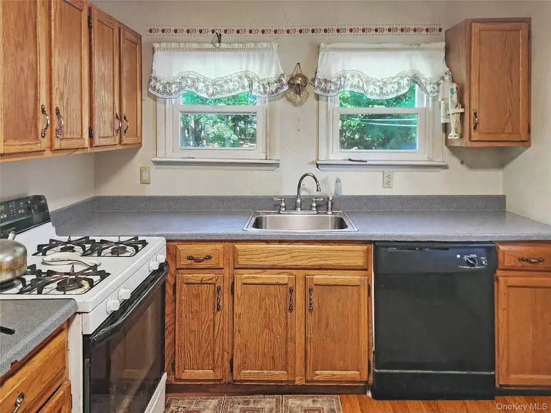 15 Grove ST, Highland, NY 12528
