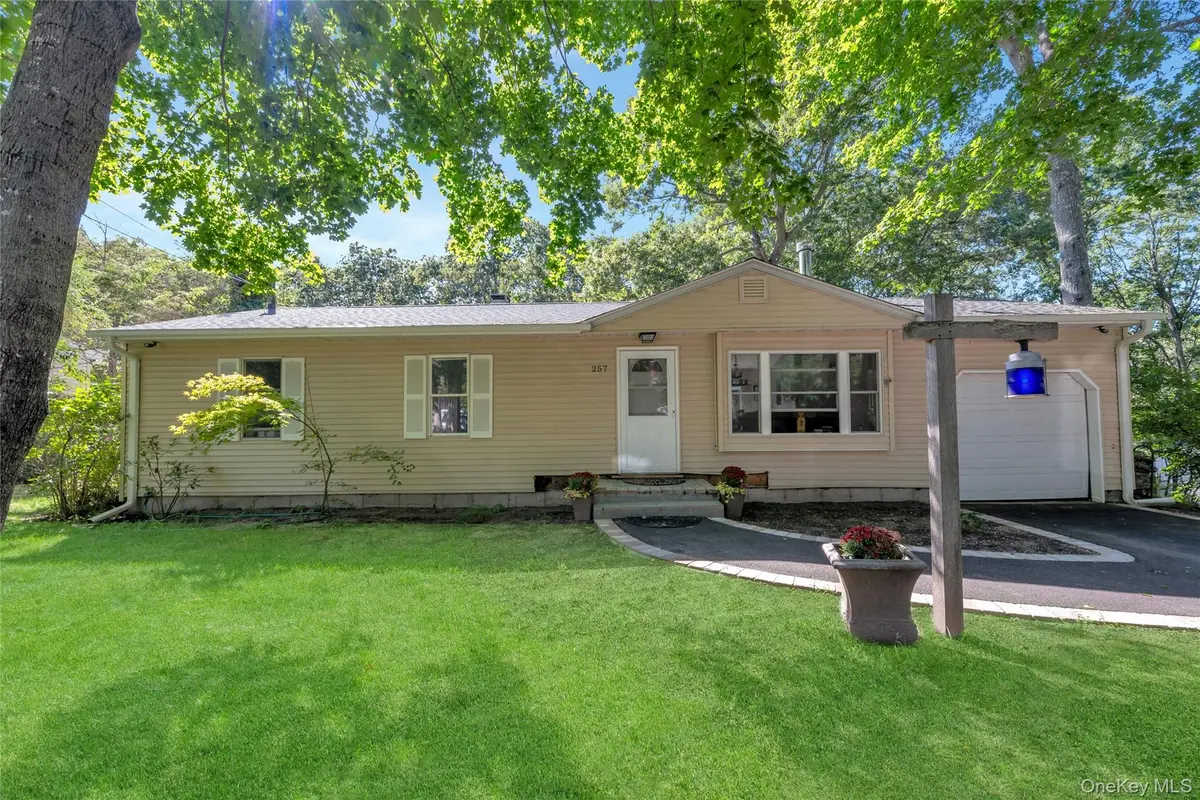 257 Parkway DR, Calverton, NY 11933