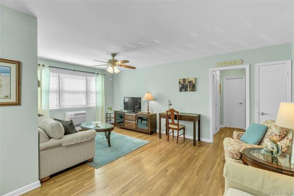 4030 Jerusalem AVE #1C, Seaford, NY 11783