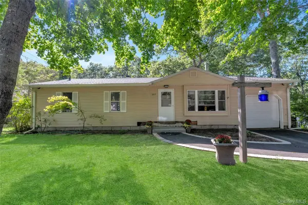 257 Parkway DR, Calverton, NY 11933