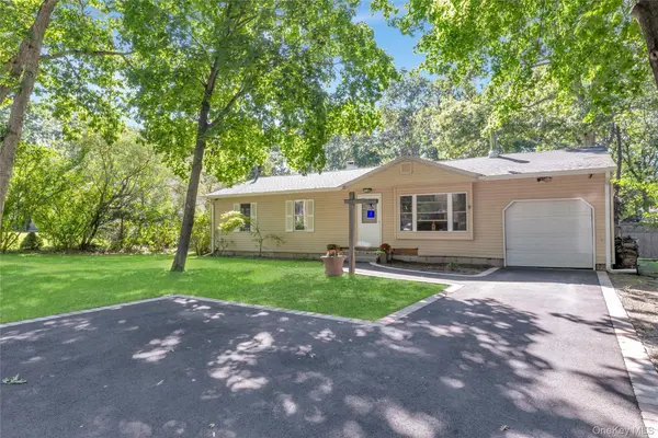 257 Parkway DR, Calverton, NY 11933