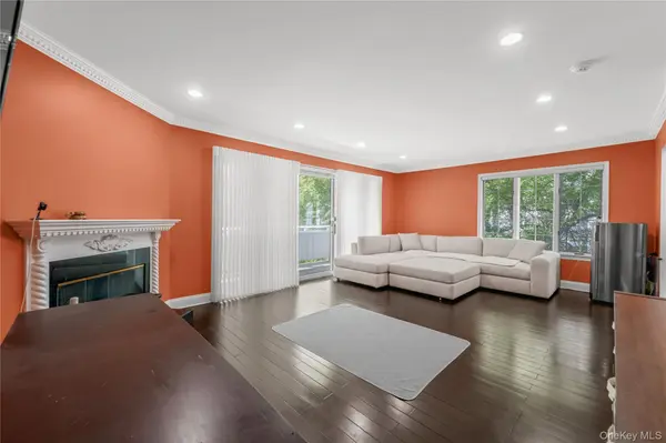 240-02 Oak Park DR #18C, Douglaston, NY 11362