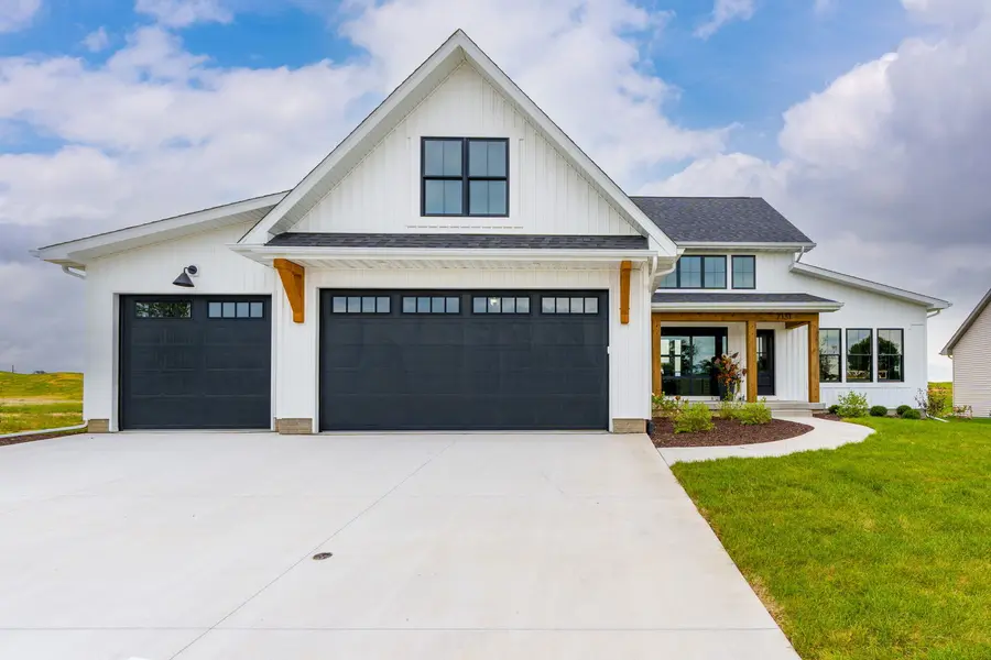 7131 Black Oak DR, Bettendorf, IA 52722