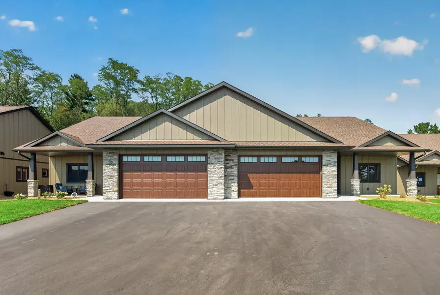 1091 Legend LN, River Falls, WI 54022