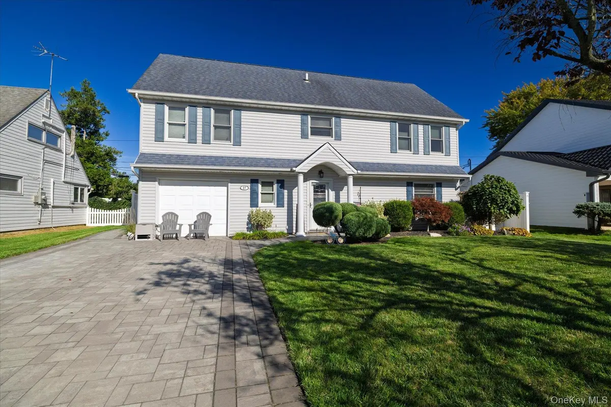 27 Welcome LN, Wantagh, NY 11793
