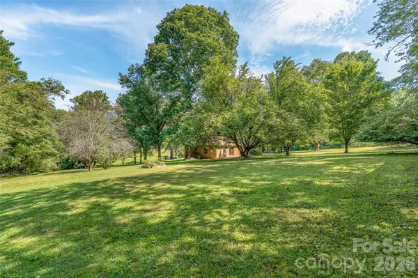 27 Windy Acres DR, Fairview, NC 28730