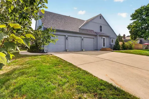 12100 Cherokee ST, Leawood, KS 66209