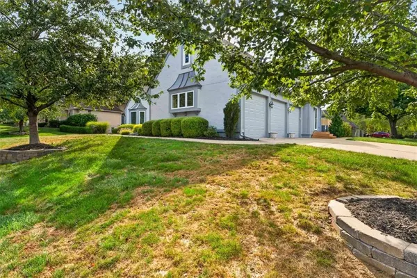 12100 Cherokee ST, Leawood, KS 66209