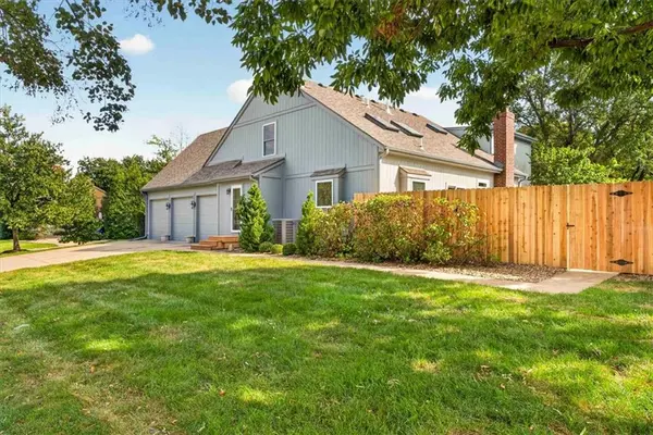 12100 Cherokee ST, Leawood, KS 66209
